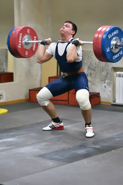 Orenburg, Russia, December 17, 2017 years: the boys compete in weightlifting — Stock Photo, Image