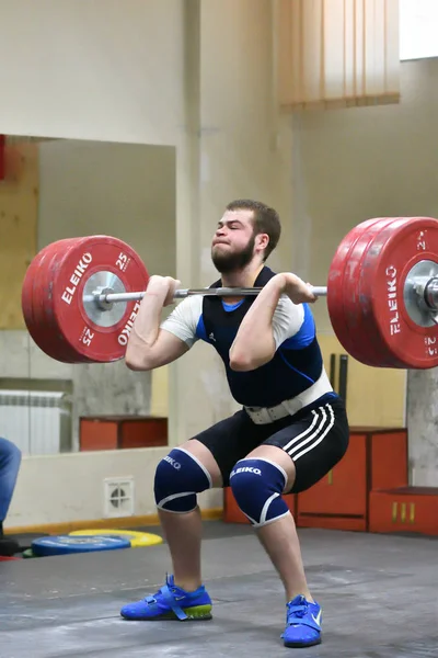 Orenburg, Russia, December 17, 2017 years: the boys compete in weightlifting — Stock Photo, Image