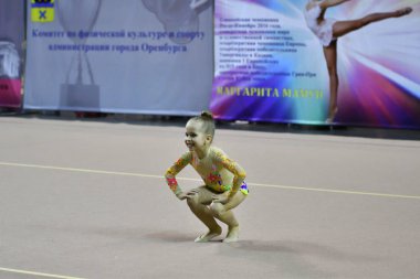 Orenburg, Rusya Federasyonu - 25 Kasım 2017 yıl: kız rekabet ritmik jimnastik