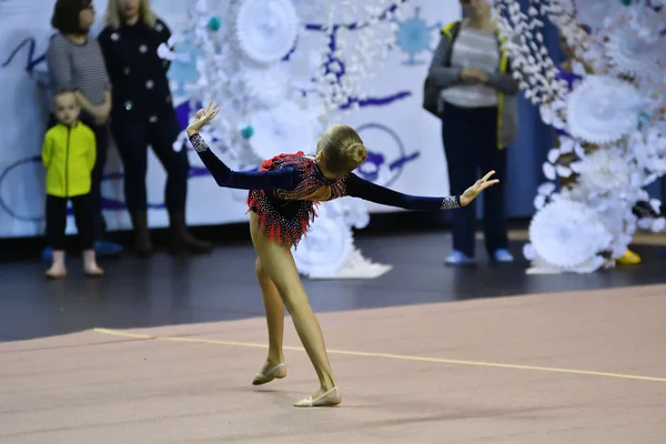 Orenburg, Rusko - 25 listopadu 2017 rok: dívky soutěžit v rytmické gymnastice — Stock fotografie