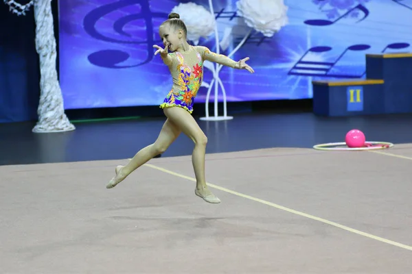 Orenburg, Venäjä - 25 marraskuu 2017 vuosi: tytöt kilpailevat rytminen voimistelu — kuvapankkivalokuva