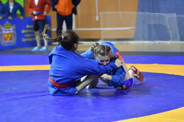 Orenburg, Rússia - 16 de fevereiro de 2019: competições de meninas Sambo — Fotografia de Stock