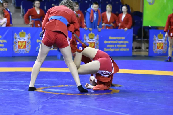Orenburg, Oroszország - 2019. február 16.: lányok versenyek Sambo — Stock Fotó