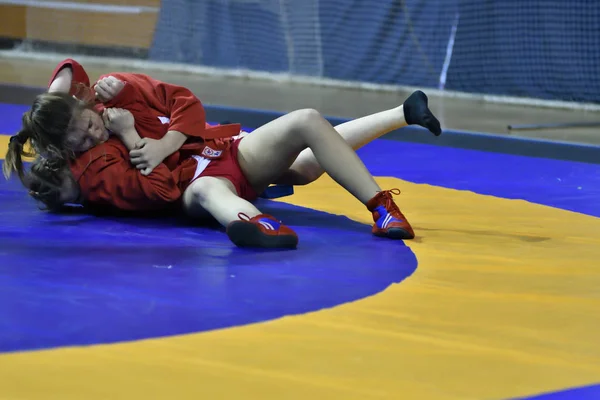 Orenburg, Rusia - 16 de febrero de 2019: competiciones de chicas Sambo — Foto de Stock