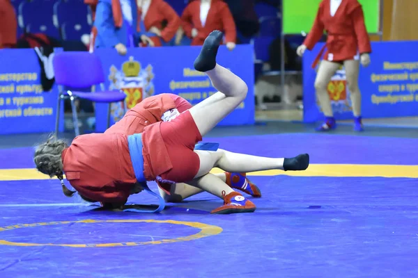 Orenburg, Rússia - 16 de fevereiro de 2019: competições de meninas Sambo — Fotografia de Stock