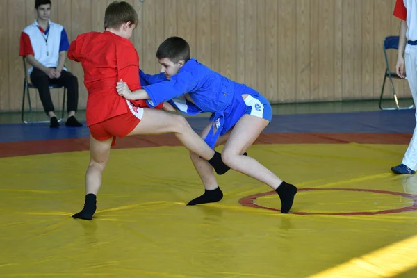 Orenburg, Rússia - 23 de fevereiro de 2019: Competições de meninos Sambo — Fotografia de Stock