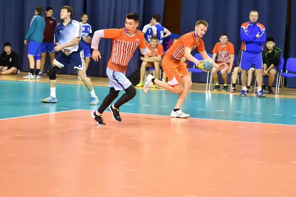 Orenburg, Rusia - 11-13 Febrero 2018 año: niños juegan en balonmano — Foto de Stock