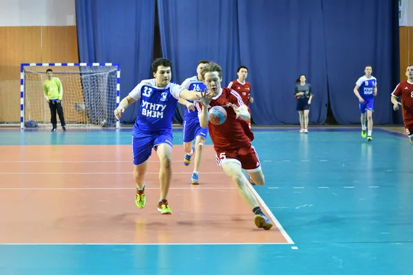 Orenburg, Rússia - 11-13 Fevereiro 2018 ano: meninos jogar no handebol — Fotografia de Stock