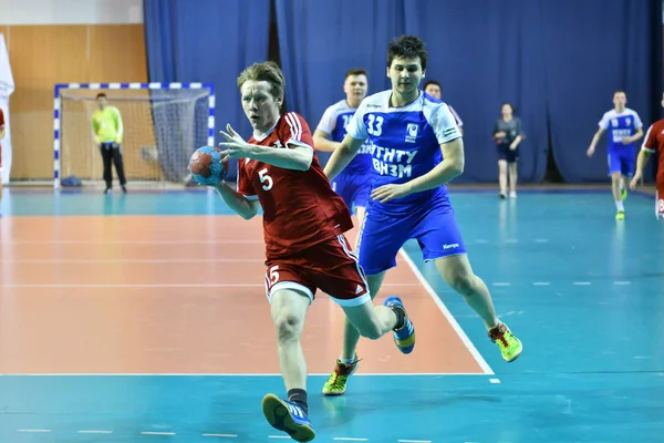 Orenburg, Rusia - 11-13 Febrero 2018 año: niños juegan en balonmano —  Fotos de Stock