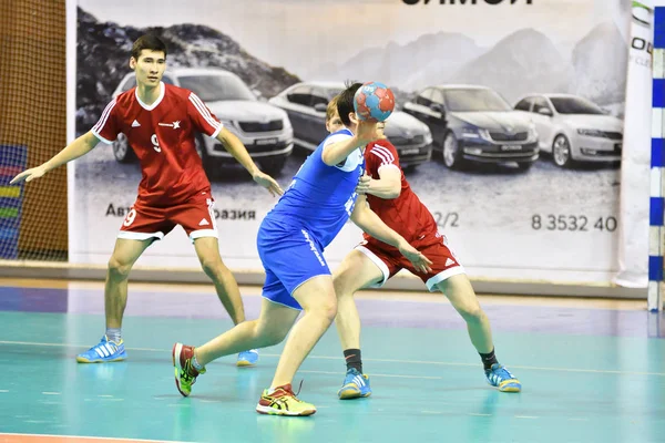 Orenburg, Rússia - 11-13 Fevereiro 2018 ano: meninos jogar no handebol — Fotografia de Stock