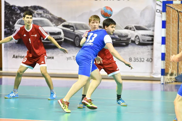 Orenburg, Rusia - 11-13 Februari 2018: Anak laki-laki bermain bola tangan — Stok Foto