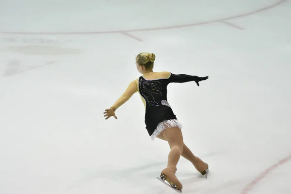 Orenburg, Rusland -, 31 maart 2018 jaar: meisjes concurreren in kunstschaatsen — Stockfoto