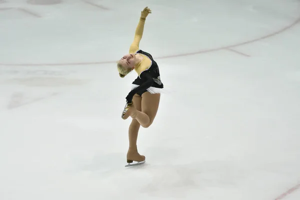 Orenburg, Rusia - 31 de marzo de 2018 año: Las niñas compiten en patinaje artístico — Foto de Stock