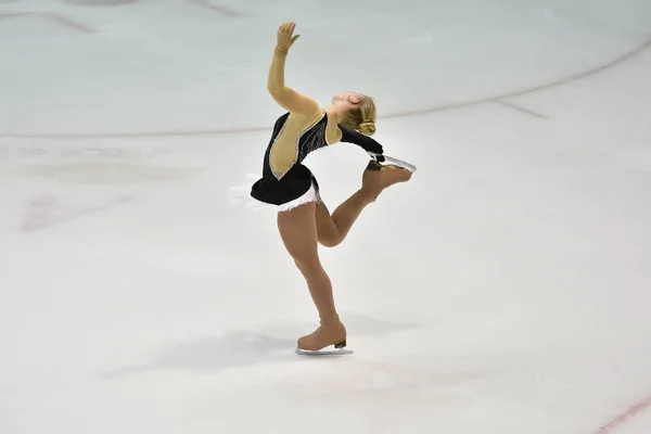 Orenburg, Russia - March 31, 2018 year: Girls compete in figure skating — Stock Photo, Image