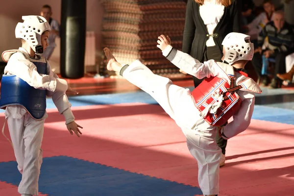 Orenburg, Oroszország - január 27, 2018 év: a gyerekek versenyzett Taekwondo — Stock Fotó