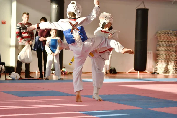 Orenburg, Rússia - 27 de janeiro de 2018: as crianças competem em Taekwondo — Fotografia de Stock