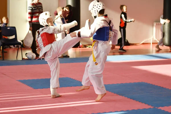 Orenburg, Russia - 27 gennaio 2018 anni: i bambini gareggiano a Taekwondo — Foto Stock
