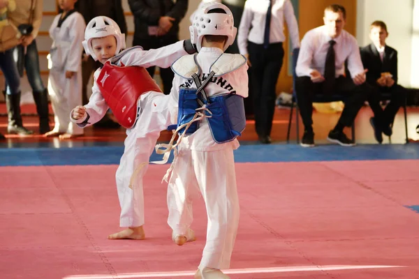 Orenburg, Rusia - 27 de enero de 2018 años: los niños compiten en Taekwondo —  Fotos de Stock