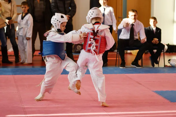 Orenburg, Rusia - 27 de enero de 2018 años: los niños compiten en Taekwondo — Foto de Stock