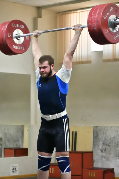 Оренбург, Россия, 17 декабря 2017 года: юноши соревнуются в тяжелой атлетике — стоковое фото