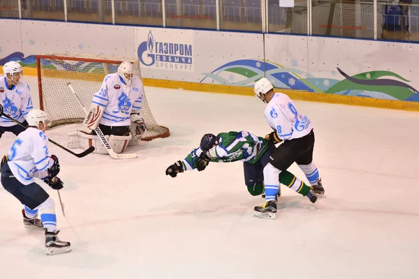 Orenburg, Rusia - 5 de abril de 2017 año: los hombres juegan al hockey —  Fotos de Stock