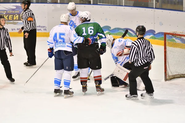 Orenburg, Rusia - 5 de abril de 2017 año: los hombres juegan al hockey —  Fotos de Stock