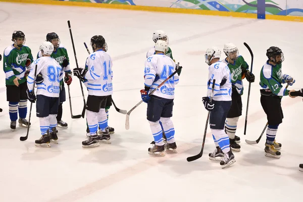 Orenburg, Rusia - 5 de abril de 2017 año: los hombres juegan al hockey —  Fotos de Stock