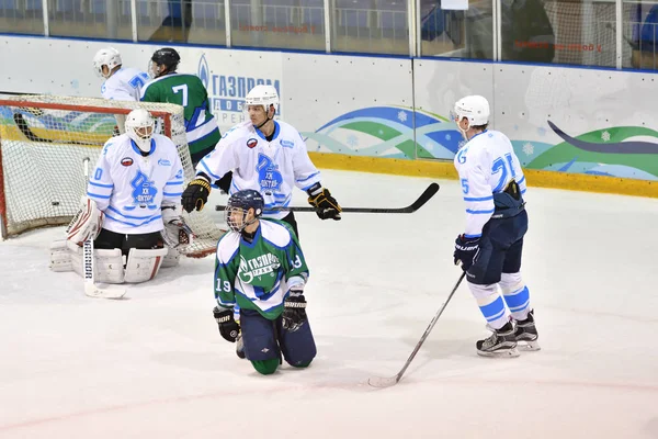 Orenburg, Russie - 5 avril 2017 année : les hommes jouent au hockey — Photo