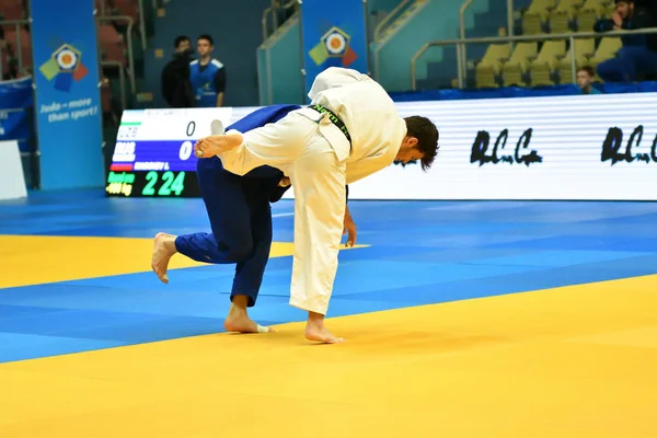 Orenburg, Rusia - 12-13 de mayo de 2018: Los niños compiten en Judo —  Fotos de Stock