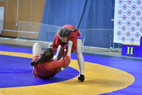 Orenburg, Rusko - 16 února 2019: dívky soutěží Sambo — Stock fotografie