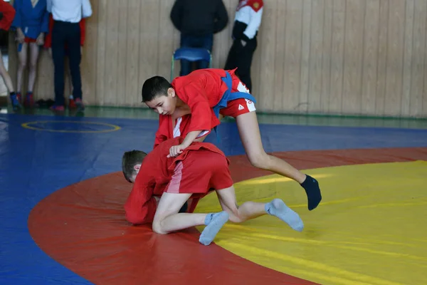 Orenburg, Rússia - 23 de fevereiro de 2019: Competições de meninos Sambo — Fotografia de Stock