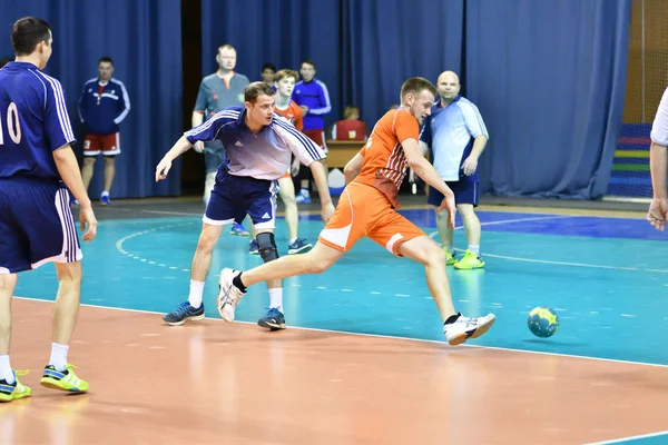 Orenburg, Rusia - 11-13 februarie 2018 an: băieții joacă în handbal — Fotografie, imagine de stoc