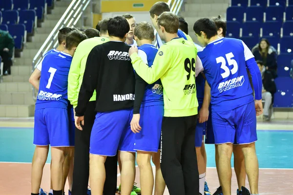 Orenburg, Rusland - 11-13 februari 2018 jaar: jongens spelen in Handbal — Stockfoto