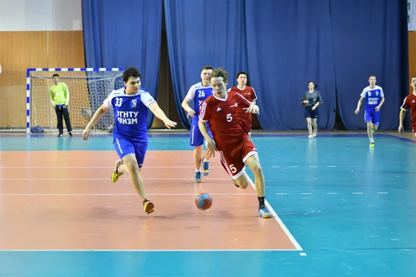 Orenburg, Rússia - 11-13 Fevereiro 2018 ano: meninos jogar no handebol — Fotografia de Stock