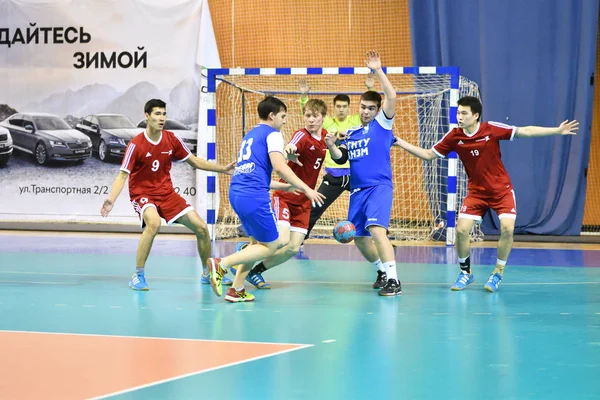 Orenburg, Rússia - 11-13 Fevereiro 2018 ano: meninos jogar no handebol — Fotografia de Stock