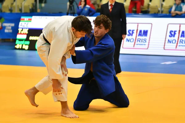 Orenburg, Rusia - 12-13 de mayo de 2018: Los niños compiten en Judo — Foto de Stock