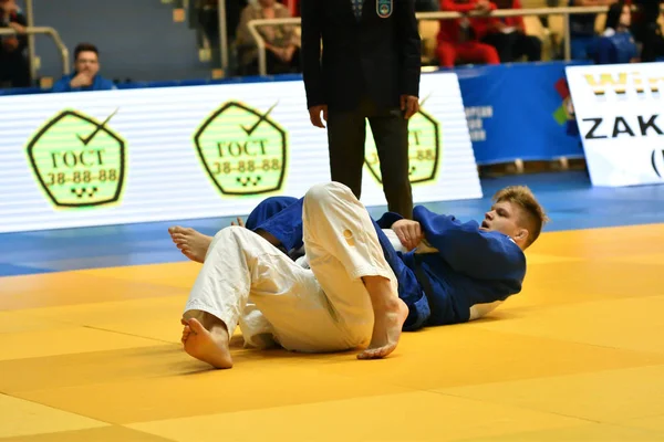 Orenburg, Russia 12-13 maggio 2018: I ragazzi gareggiano nel Judo — Foto Stock