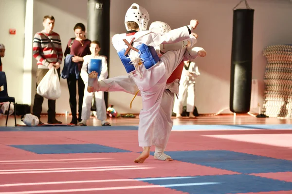 Orenburg, Rusia - 27 de enero de 2018 años: los niños compiten en Taekwondo — Foto de Stock