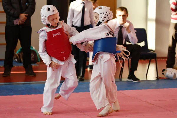 Orenburg, Rusland -, 27 januari 2018 jaar: de kinderen concurreren in Taekwondo — Stockfoto