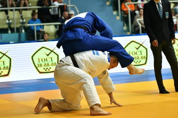 Orenburg, Russie - 12-13 mai 2018 : Des garçons concourent au judo — Photo