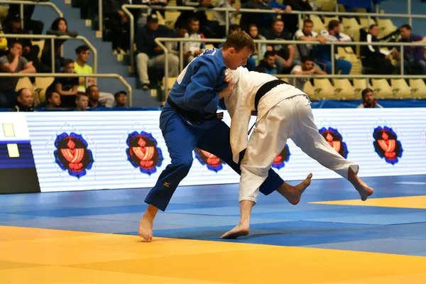 Orenburg, russland - mai 12-13 jahre 2018: jungs messen sich im judo — Stockfoto