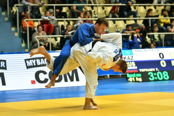 Orenburg, Russie - 12-13 mai 2018 : Des garçons concourent au judo — Photo