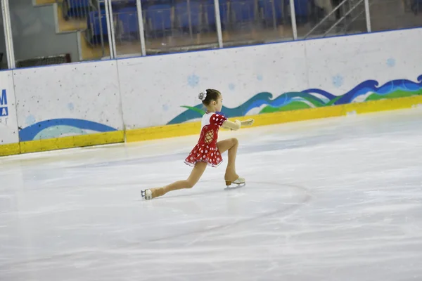 Orenburg, Rusia - 31 de marzo de 2018 año: Las niñas compiten en patinaje artístico —  Fotos de Stock