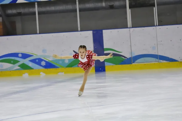 Orenburg, Rusko - 31 března 2018 rok: dívky soutěžit v krasobruslení — Stock fotografie