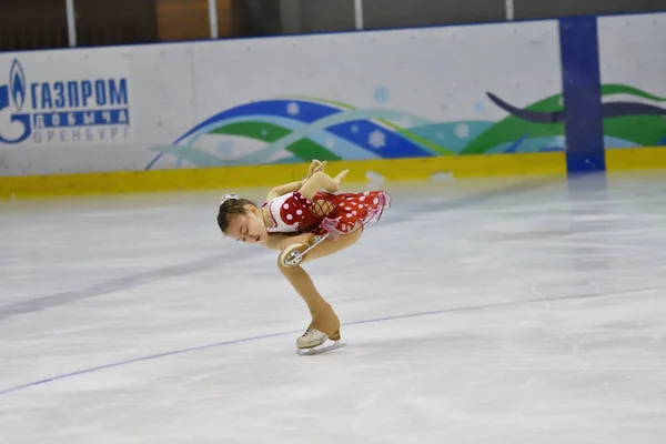 Оренбург, Росія - 31 березня 2018 рік: дівчата змагаються в фігурне катання — стокове фото