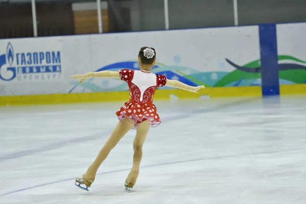 Orenburg, Rusia - 31 de marzo de 2018 año: Las niñas compiten en patinaje artístico —  Fotos de Stock