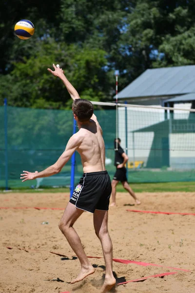 Orenburg, Oroszország, 9-10 június 2017 év: játék strandröplabda fiú — Stock Fotó
