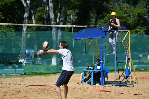 Orenburg, Rusko, rok 9-10 června 2017: kluci hrají plážový volejbal — Stock fotografie