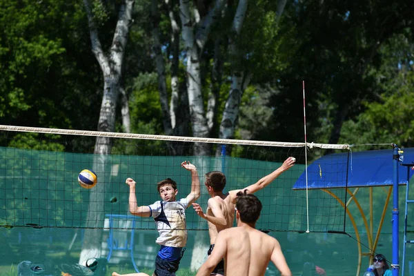 Orenburg, Ryssland, 9-10 juni 2017 år: pojkar spelar beachvolleyboll — Stockfoto