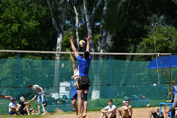 Orenburg, Rússia, 9-10 Junho de 2017 ano: Meninos jogando vôlei de praia — Fotografia de Stock